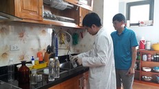 Đoàn kiểm tra của Sở Y tế Hà Nội lấy mẫu nước tại hộ gia đình ngày 19/10.