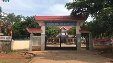 Phụ huynh bức xúc tố Hiệu trưởng tự ý chia học bổng của học sinh nghèo