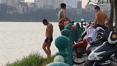 Bất lực trước tình trạng dân vượt rào xuống hồ Tây tắm
