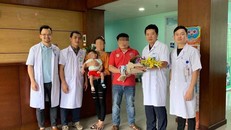 Cứu bệnh nhi người Lào mang khối nang phổi khổng lồ