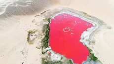 Hồ muối đỏ như máu giữa lòng sa mạc