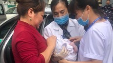 Bị tắc đường, sản phụ sinh con ngay trên taxi