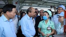 Thủ tướng hỏi thăm tình hình sản xuất và đời sống của công nhân Công ty Foster (Bắc Ninh), ngày 31/5/2020. Ảnh: VGP