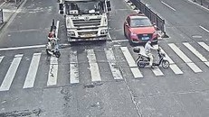 Hai bố con thoát chết thần kỳ khi bị xe bồn cuốn vào gầm