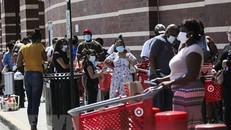 Người dân xếp hàng chờ mua sắm tại một cửa hàng bách hóa ở New York, Mỹ. (Nguồn: THX/TTXVN)