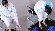 Xúc động hình ảnh mồ hôi ào ra sàn nhà khi nhân viên y tế cởi đồ bảo hộ