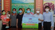 Ông Đỗ Thanh Tuấn, Giám đốc Đối ngoại công ty Vinamilk trao tặng kinh phí mổ tim cho trẻ em có hoàn cảnh khó khăn đến Hội Bảo trợ Bệnh nhân nghèo Tp.HCM.