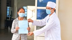 Bác sĩ Nguyễn Thái Hưng - Giám đốc Bệnh viện dã chiến tỉnh Quảng Ngãi trao giấy chứng nhận điều trị khỏi bệnh COVID-19 cho bệnh nhân 621 - Ảnh: TTXVN