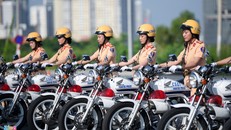 Lần đầu ra mắt đội hình nữ Cảnh sát giao thông dẫn đoàn
