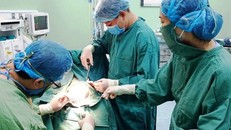 Các bác sỹ đang phẫu thuật cho bệnh nhân - Ảnh: Báo Pháp luật