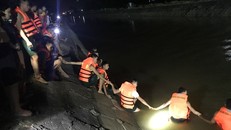 Lực lượng chức năng tìm kiếm thi thể các nạn nhân. Ảnh - Báo Vĩnh Phúc.