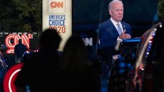Ứng viên Joe Biden tuyên bố gắt, khuyên dân Mỹ đừng tin lời ông Trump. Ảnh: AP