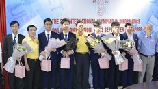 Bộ Giáo dục và Đào tạo chúc mừng các thành viên đội tuyển. (Ảnh: TTXVN)