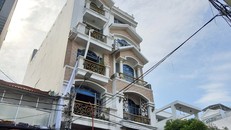 Nhóm nhân viên dùng vải đu từ tầng cao xuống đất thoát thân. Ảnh: Dân Trí