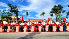 Các đại biểu cắt băng khánh thành khu lưu niệm - Ảnh: TTXVN