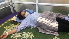 Bệnh nhân được cấp cứu tại Bệnh viện Đa khoa thị xã Kỳ Anh - Ảnh: VTC News