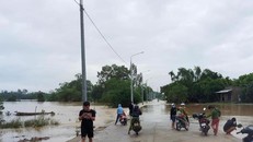 Dọn nhà lúc lũ rút, 2 mẹ con bị điện giật tử vong