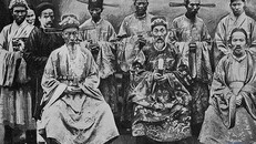 Vị vua nào bị bắt giam sau 3 ngày lên ngôi?