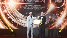 Ông Lâm Hoàng Đăng – đại diện Văn Phú – Invest nhận giải tại PropertyGuru Vietnam Property Award 2020