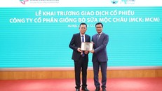  Lãnh đạo Sở Giao dịch chứng khoán Hà Nội (phải) trao chứng nhận đăng ký giao dịch cho Tổng giám đốc công ty Mộc Châu Milk (trái) 