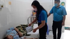 Bà Thạch Thị Thu Hà, Chủ tịch Liên đoàn Lao động tỉnh Trà Vinh đến thăm hỏi công nhân bị ngộ độc thực phẩm. Ảnh: PLO