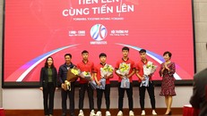 Bà Phan Thu Hương, Tổng Giám đốc PVF (ngoài cùng bên phải) và bà Nguyễn Thị Mỹ Dung, Phó Tổng Giám đốc PVF (ngoài cùng bên trái) bàn giao cầu thủ cho CLB bóng đá SHB Đà Nẵng.