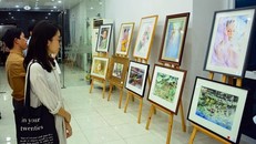 Đông đảo người yêu tranh đến tham quan, thưởng thức tranh tại triển lãm - Ảnh: Báo Quân đội nhân dân