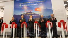 Trưởng Ban Tuyên giáo Trung ương Nguyễn Trọng Nghĩa và các đại biểu cắt băng khai mạc triển lãm. Ảnh: Hoàng Hiếu/TTXVN