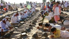 Nghi thức tảo mộ ông bà, tổ tiên của đồng bào Chăm ở Bình Thuận - Ảnh: Người Lao động