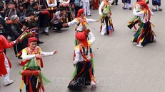 Tương truyền khi xưa, Phùng Hưng sau khi đánh thắng giặc Đường thì nghỉ chân tại thành Tống Bình (làng Triều Khúc ngày nay). Ngài lệnh cho một số lính nam cải trang thành nữ múa để khích lệ tinh thần quân sĩ sau này điệu múa trở thành điệu múa có một không hai của hội làng Triều Khúc. Ảnh tư liệu: Hoàng Hùng/TTXVN