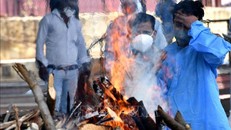 Hỏa táng bệnh nhân tử vong vì COVID-19 tại New Delhi, Ấn Độ ngày 21/5/2021. Ảnh: THX/TTXVN