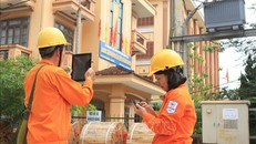 Nhân viên Công ty Điện lực Quảng Trị (Tổng Công ty Điện lực miền Trung) thu thập, cập nhật dữ liệu thông tin khách hàng dùng điện trên địa bàn thành phố Đông Hà. Ảnh: Ngọc Hà/TTXVN