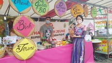 Vải thiều và các hoa quả Việt Nam được giới thiệu tại lễ hội.