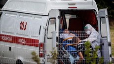 Chuyển bệnh nhân nhiễm COVID-19 tới bệnh viện ở ngoại ô Moskva, Nga. Ảnh: AFP/TTXVN