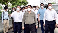 Thủ tướng Phạm Minh Chính thị sát khu cách ly tại ký túc xá Đại học Quốc gia TPHCM (thành phố Thủ Đức) ngày 26/6/2021. Ảnh: VGP/Nhật Bắc