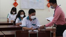 Thí sinh tại điểm thi trường THPT chuyên Vị Thanh (thành phố Vị Thanh, tỉnh Hậu Giang) nhận phiếu làm bài thi trắc nghiệm. Ảnh: Hồng Thái/TTXVN