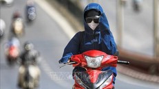 Người dân trang bị khẩu trang, áo chống nắng kín mít khi tham gia giao thông. Ảnh minh họa: Thành Đạt/TTXVN