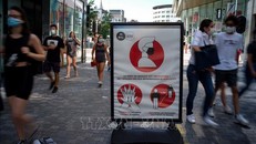 Một biển báo khuyến cáo các cách phòng dịch COVID-19 trên tuyến phố Brussels, Bỉ. Ảnh: THX/TTXVN