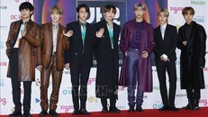 Các thành viên ban nhạc BTS tại lễ trao giải thưởng âm nhạc ở Seoul, Hàn Quốc. Ảnh: YONHAP/TTXVN