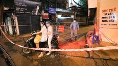 Khu vực ngõ 651 Minh Khai, phường Thanh Lương, quận Hai Bà Trưng hiện đang phong tỏa để phục vụ công tác phòng chống dịch. Ảnh: Thanh Tùng - TTXVN