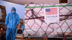 Hơn 2 triệu liều vaccine Moderna phòng COVID-19 về đến sân bay quốc tế Nội Bài (Hà Nội), sáng 10/7. Ảnh: TTXVN phát