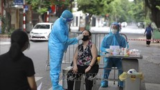 Hà Nội lấy mẫu xét nghiệm sàng lọc cho người dân khu vực nguy cơ. Ảnh: TTXVN.