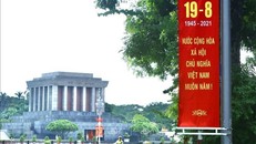 Áp phích chào mừng ngày Cách mạng tháng Tám trước Quảng trường Ba Đình lịch sử. Ảnh minh họa: Hoàng Hiếu/TTXVN