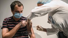 Tiêm vaccine ngừa COVID-19 cho người dân tại Moskva, Nga ngày 18/1/2021. Ảnh: AFP/TTXVN