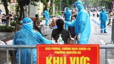 Hà Nội lấy mẫu xét nghiệm cho người dân khu vực nguy cơ. Ảnh: TTXVN.