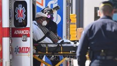 Nhân viên y tế chuyển bệnh nhân COVID-19 tới trung tâm y tế tại New York, Mỹ. Ảnh: AFP/TTXVN