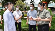 Thủ tướng Phạm Minh Chính kiểm tra Bệnh viện dã chiến điều trị COVID-19 Quân dân y Miền Đông (TP Thủ Đức, TP Hồ Chí Minh) và động viên đội ngũ y bác sĩ đang làm việc tại đây, ngày 26/8 vừa qua. - Ảnh: VGP/Nhật Bắc