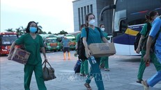 Đoàn công tác của Bắc Giang lên đường tới hỗ trợ Hà Nội chống dịch. Ảnh: TTXVN