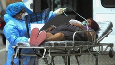 Nhân viên y tế chuyển bệnh nhân COVID-19 vào một bệnh viện ở Tegucigalpa, Honduras. (Ảnh: AFP/TTXVN)