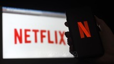 Biểu tượng Netflix trên màn hình máy tính và điện thoại di động ở Arlington, Virginia, Mỹ. Ảnh: AFP/TTXVN